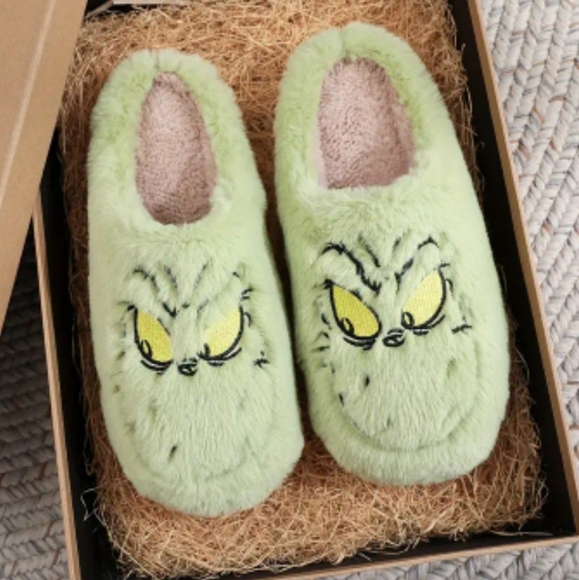 CHRISTMAS GRINCH SLIPPERS 💚 - Picture 2 of 3